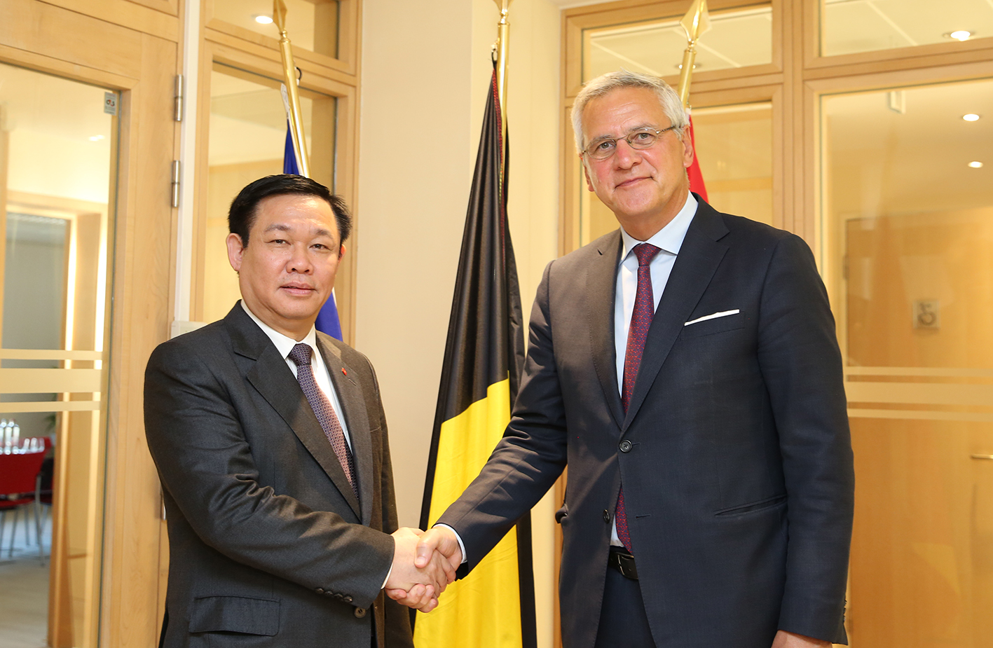 Phó Thủ tướng Vương Đình Huệ làm việc với Phó Thủ tướng kiêm Bộ trưởng Việc làm và Kinh tế Bỉ Kris Peeters. Ảnh: VGP/Thành Chung