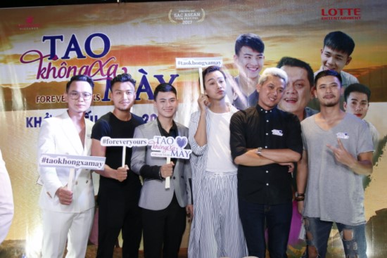 Dàn sao Việt đội mưa đi ra mắt phim 'Tao không xa mày'