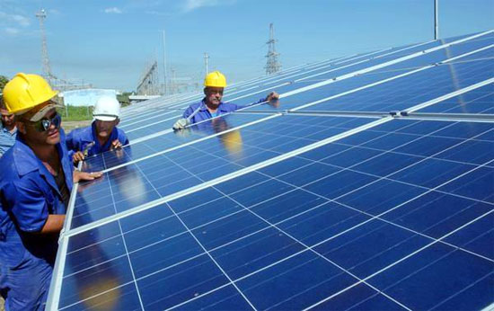 Chi phí sản xuất điện mặt trời đang giảm xuống trên khắp thế giới