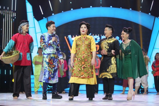 Ở phần đầu chương trình, NSND Hồng Vân cùng Việt Hương, John Huy Trần đã có màn catwalk tập thể khoe dáng