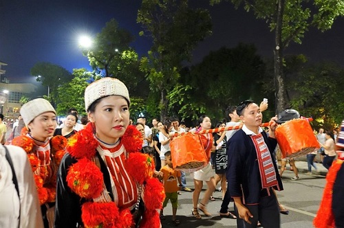 Tối qua (22/9), tại phố đi bộ Hồ Gươm (Hà Nội), nhiều người không khỏi ngạc nhiên và thích thú khi tận mắt chứng kiến những phong tục, trang phục trong lễ cưới người Dao được tái hiện một cách chân thực và đẹp mắt.
