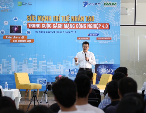 Ông Lê Nhân Tâm - Giám đốc SmartCity Lab - Tập đoàn VNPT chia sẻ cùng các startup Đà Nẵng.