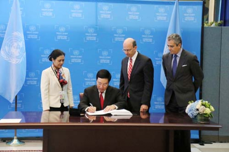 Ngày 22/9 tại trị sở LHQ, thừa uỷ quyền của Chủ tịch nước Trần Đại Quang, Phó Thủ tướng, Bộ trưởng Ngoại giao Phạm Bình Minh đã ký Hiệp ước Cấm vũ khí hạt nhân.