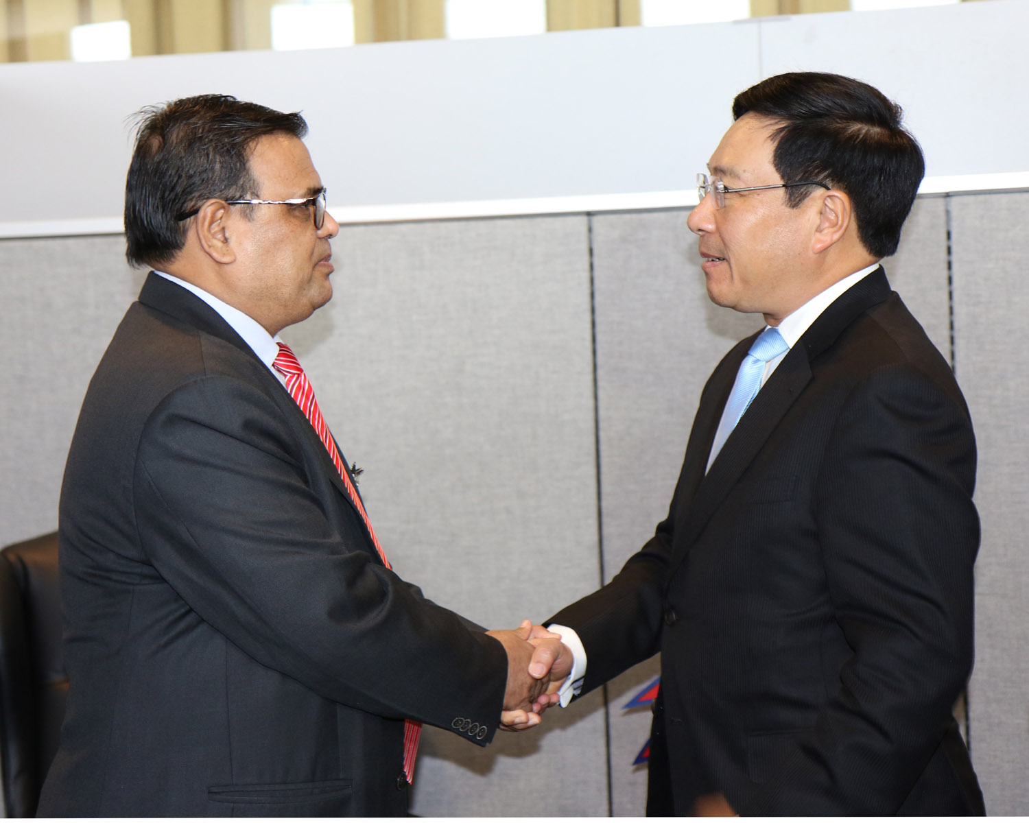 Phó Thủ tướng, Bộ trưởng Ngoại giao Phạm Bình Minh tiếp Bộ trưởng Ngoại giao Nepal Krishna Badadur Mahara.