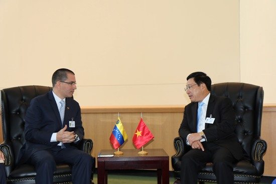 Thủ tướng, Bộ trưởng Ngoại giao Phạm Bình Minh và Bộ trưởng Ngoại giao Venezuela Jorge Arreaza.