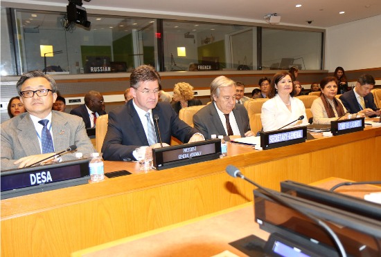 : Tổng thư ký Liên hợp quốc Antonio Guterres và Chủ tịch Đại hội đồng Liên hợp quốc Miroslav Lajcak (thứ 3, thứ 2 từ trái sang) tại cuộc gặp với Ngoại trưởng các nước ASEAN và Tổng thư ký ASEAN.