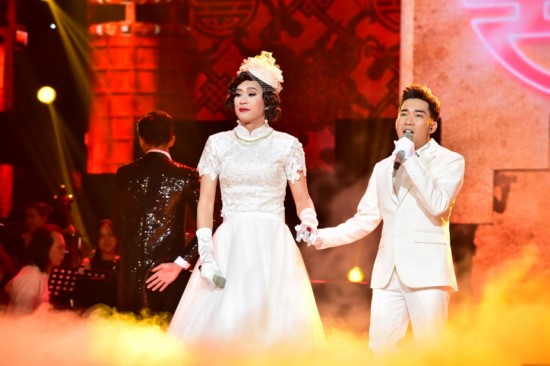 Sự xuất hiện trở lại của danh hài Hoài Linh trong vai bà xã của Quang Hà qua ca khúc Mùa thu lá bay. 