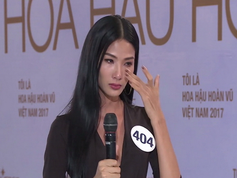 Hoàng Thùy bật khóc nức nở trong tập mở màn &quot;Tôi là Hoa hậu Hoàn vũ Việt Nam 2017&quot;