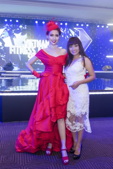 Người đẹp 9X thân thiết, ôm vai nhí nhố bên cạnh ca sĩ Phương Thanh.