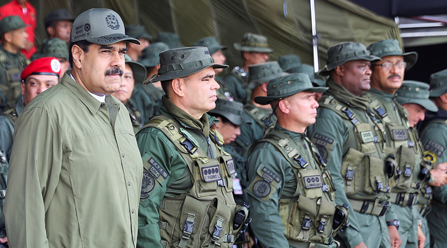 Tổng thống Venezuela Nicolas Maduro chụp ảnh cùng các binh sĩ trong quân đội Venezuela