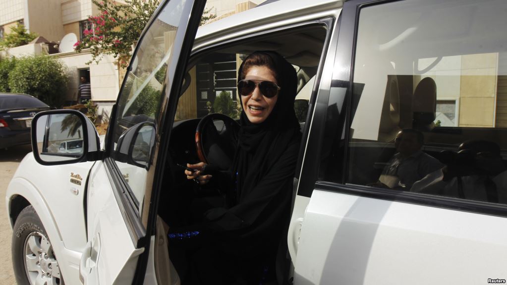 Chị Azza Al Shmasani từng lái xe ở Riyadh hồi năm 2011, thách thức lệnh cấm phụ nữ lái xe