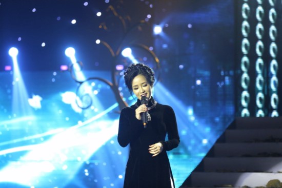 Ca sĩ Hồng Nhung thể hiện ca khúc Một Mình.