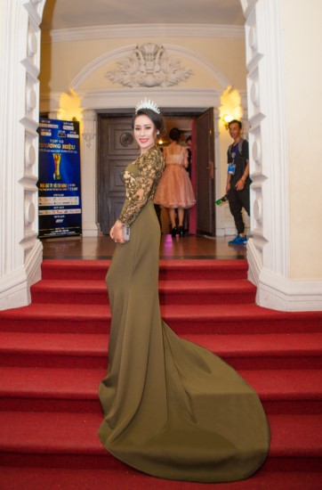 Ngay khi xuất hiện, Hoa hậu Hạnh Lê thu hút mọi ánh nhìn với chiếc đầm xanh rêu.