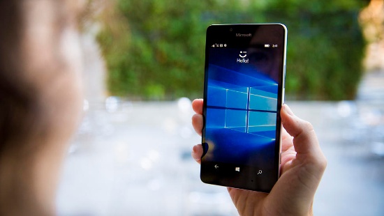 Mở khóa bằng khuôn mặt: Microsoft là nhà sản xuất đi tiên phong trong việc trang bị công nghệ mở khóa điện thoại bằng chức năng nhận diện khuôn mặt khi giới thiệu tính năng Windows Hello trên Lumia 950 và 950 XL. 