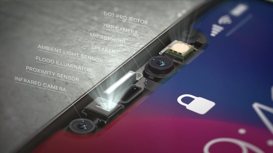 Thanh toán bằng khuôn mặt: Tính năng mở khóa bằng khuôn mặt (Face Unlock) của Samsung không đủ an toàn để bảo vệ người dùng khi thanh toán qua điện thoại di động, nhưng Face ID trên iPhone X của Apple lại đang cho thấy mức độ bảo mật tốt hơn. 
