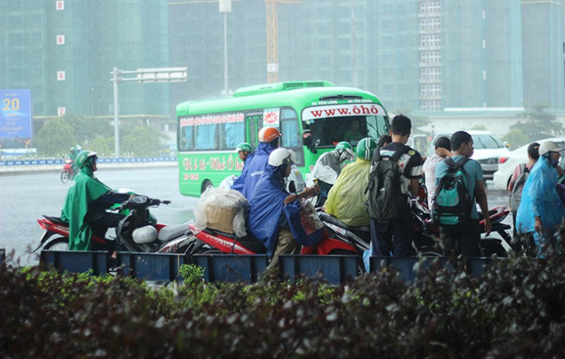 Hà Nội bất ngờ xuất hiện mưa lớn khiến người dân di chuyển gặp khó khăn