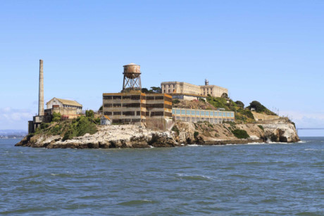 Nhà tù liên bang Alcatraz được coi là một trong những nơi đáng sợ nhất trên thế giới, giam giữ tội phạm khét tiếng. Nhà tù nằm trên hòn đảo cùng tên, ngoài khơi bờ biển San Francisco (Mỹ). Vì nằm cách xa bờ, trong khu vực nước lạnh, dòng chảy mạnh và nhiều sương mù, Alcatraz từng được coi là nhà tù có hệ thống an ninh mạnh nhất từ 1934-1963. Sau khi đóng cửa năm 1963, nhà tù này trở thành điểm đến yêu thích cho du khách khắp mọi nơi trên thế giới. Ảnh:Amazonaws.