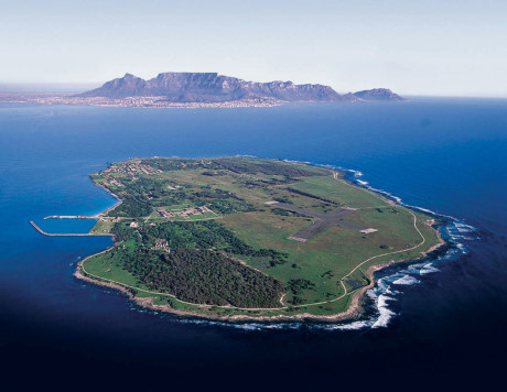 Nhà tù trên đảo Robben (Nam Phi): Hòn đảo Robben là nơi đã giam giữ cựu Tổng thống Nelson Mandela 18 năm ròng cùng hàng chục tù nhân chính trị khác. Tù nhân da đen bị phân biệt đối xử, được ăn ít, và bị xa lánh. Mandela chỉ được phép có một khách đến thăm, nhận một lá thư sáu tháng một lần trong thời gian giam giữ. Hiện nay, nhà tù là một viện bảo tàng thu hút hàng nghìn du khách. Ảnh: Brand South Africa.