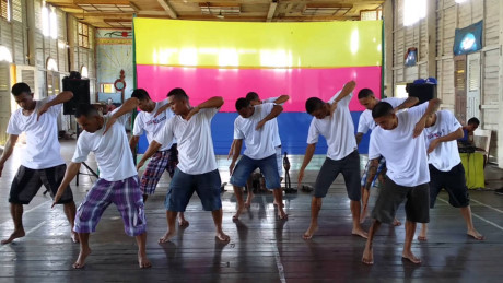 Nhà tù Iwahig (Philippines): Nhà tù Iwahig được nhiều người đánh giá là “nơi sung sướng nhất trong các nhà tù”. Nơi này khác biệt hoàn toàn với những nơi giam giữ phạm nhân khác trên thế giới vì đã trở thành một điểm du lịch thực sự. Các tù nhân ở đây được trồng lúa trên cánh đồng rộng lớn, đi lễ nhà thờ mỗi cuối tuần. Hơn 2.500 tù nhân và khách du lịch có thể giao tiếp tự do, thậm chí còn khiêu vũ để phục vụ cho du khách. Ảnh: Joanne Feliciano/Youtube.