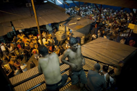 Nhà tù San Pedro Sula (Honduras): San Pedro Sula giống như một khu tập thể thu nhỏ với vật dụng sinh hoạt, các cửa hiệu, quán cà phê, tiệm bánh và nhiều cửa hàng thủ công. Nhà tù cũng được coi là nhà tù bạo lực nhất trên thế giới. Số người tử vong vì bạo lực lên đến đỉnh điểm vào năm 2012, khi có tới 20 vụ chém giết mỗi ngày. Ảnh: NY Daily News.