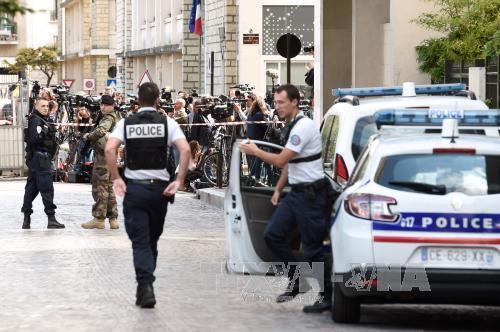 Cảnh sát Pháp làm nhiệm vụ trong chiến dịch truy quét các phần tử cực đoan. Ảnh: AFP/TTXVN