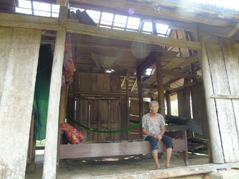 Căn nhà tan hoang của gia đình cụ Đặng Thị Tiu (thôn Sơn Thủy)