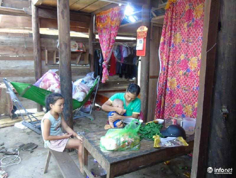 4 mẹ con chị Phan Thị Thìn đang nhờ vào những bát cháo của gia đình hàng xóm.