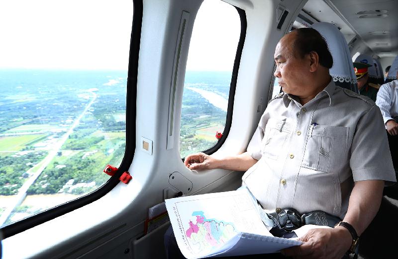 Thủ tướng Nguyễn Xuân Phúc thị sát vùng ĐBSCL bằng trực thăng. Ảnh: Thống Nhất-TTXVN