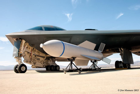 Siêu bom 13.600kg MOP được đưa lên oanh tạc cơ B-2 Spirit.