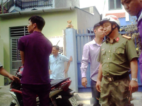 Trưa cùng ngày, công an quận 12 phối hợp với các bên tiến hành thực nghiệm hiện trường điều tra vụ việc. Ảnh Nguyễn Tân.