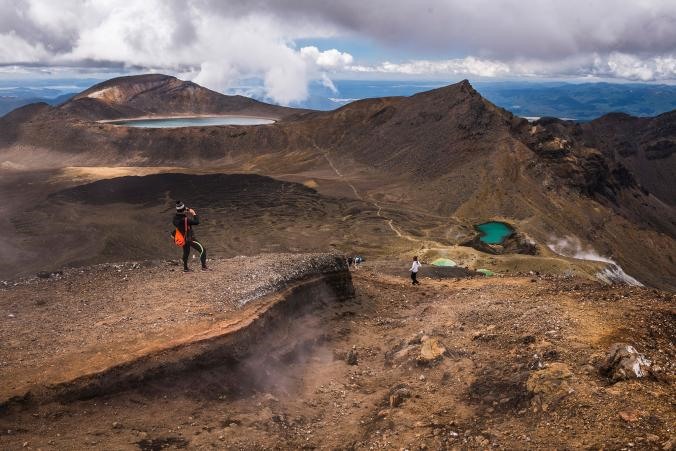  Tongariro, New Zealand: Để đến được thung lũng với miệng núi lửa vẫn ngùn ngụt phun khói, hai hồ xanh màu ngọc lục bảo và ngọn núi lửa Doom nổi tiếng trong phim “Chúa tể những chiếc nhẫn”, bạn phải đi bộ 19,3km qua công viên quốc gia lâu đời nhất của New Zealand.
