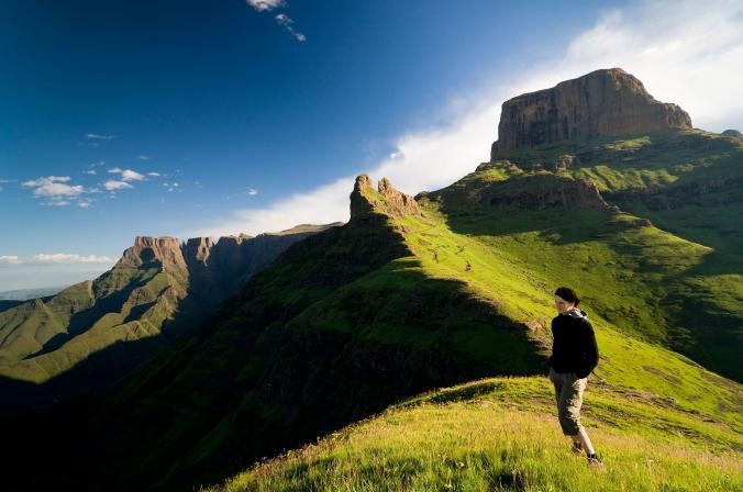  Đỉnh Sentinel, Nam Phi: Đi theo những vách đá vòng tròn và leo lên ngọn Mont-Aux-Sources của Nam Phi qua các bậc thang nối nhau như bất tận, bạn sẽ lên đến đỉnh núi và thác Tugela - một trong thác nước cao nhất thế giới ở độ cao gần 950m.