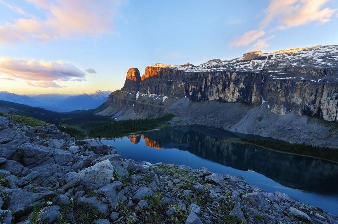     Hồ Rockbound, Canada: Rockbound là một trong những đường trekking đẹp nhất của Công viên quốc gia Banff lâu đời nhất của Canada. Con đường quanh co qua các ngọn núi, đưa bạn tới vách đá bao quanh một hồ nước trong vắt với tầm nhìn trải dài ngút mắt.