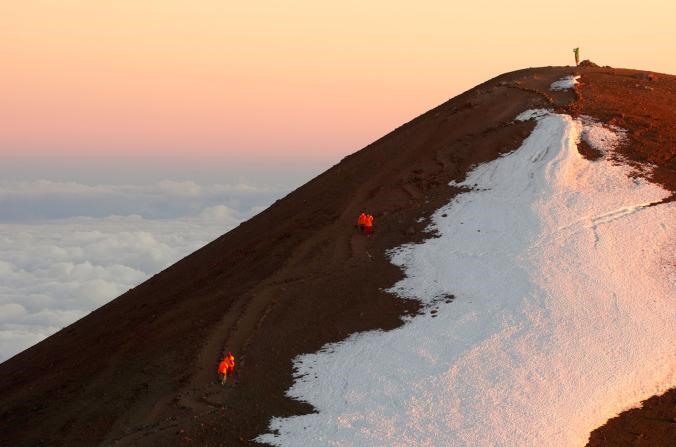  Đường lên đỉnh Humuula-Mauna Kea: Nếu đo từ chân núi ở đáy Thái Bình Dương đến đỉnh, ngọn núi Hawaii này cao hơn 10.200m, còn nếu so với mực nước biển thì núi cao 4.200m. Vượt qua ngọn núi lửa đã tắt này là một chuyến trekking tuyệt vời.