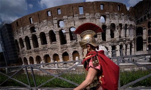 Thành phố Rome của Italy là một trong những thành phố cổ xưa trường tồn đến ngày nay. Nơi đây có nhiều di tích lịch sử, các công trình cổ kính hút khách du lịch như đấu trường La Mã với bề dày lịch sử gần 2.000 năm tuổi.