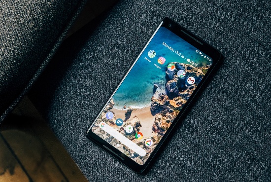 Google Pixel 2 XLL So với Pixel XL thì bản nâng cấp Pixel 2 XL thật sự ấn tượng, nhất là màn hình khi Google đã tăng kích thước từ 5,5 inch lên 6 inch ở phiên bản mới. Đặc biệt Pixel 2 XL cũng sở hữu thiết kế với viền màn hình rất mỏng, tương tự các mẫu smartphone cao cấp hiện nay.  