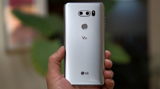 LG V30 sở hữu thiết kế tiên tiến của dòng G-series với bộ khung kim loại sáng bóng kết hợp 2 mặt kính cong mà LG gọi là FullVision, tạo nên vẻ sang trọng và hấp dẫn ngay từ cái nhìn đầu tiên. 