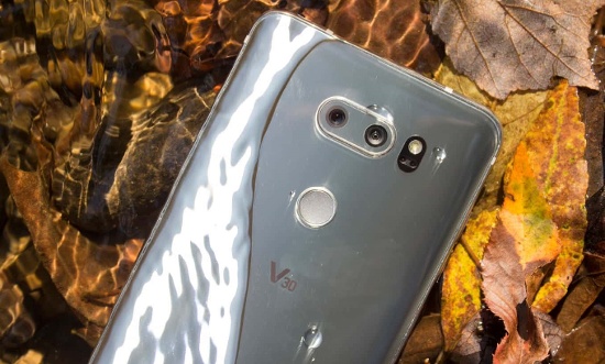 Camera kép của LG V30 gồm camera chính 16 megapixel, khẩu độ lên đến f/1.6 lớn nhất trong tất các smartphone hiện nay. Camera phụ góc rộng 13 megapixel khẩu độ f/1.9, trong khi camera chuyên chụp selfie 8 megapixel với 2 chế độ chụp góc rộng và hẹp.
