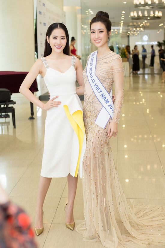 Đến dự buổi tiệc chia tay cô bạn “cùng phòng” lên đường dự thi Hoa hậu Thế giới 2017 tại Trung Quốc,  Top 8 - Ảnh hậu Miss Earth 2016 Nam Em diện bộ đầm ngắn thanh lịch của NTK Lê Thanh Hòa.