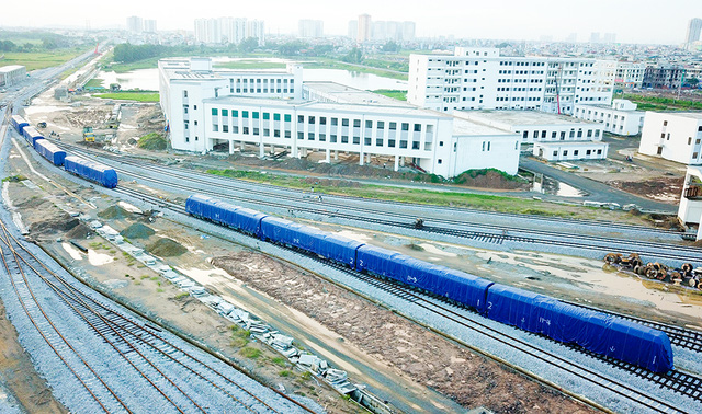 Những ngày gần đây, các toa tàu của dự án đường sắt trên cao Cát Linh – Hà Đông liên tục được chuyển về khu tập kết (khu depot) của dự án đặt tại Hà Đông (Hà Nội).