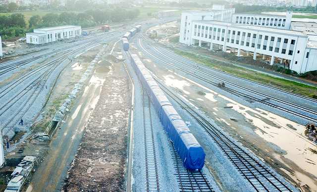 Dự án đường sắt trên cao Cát Linh - Hà Đông dự kiến chạy thử trong tháng 10/2017, đến quý II/2018 sẽ khai thác thương mại. Tuy nhiên đến nay, nhiều hạng mục chưa hoàn thành do thiếu vốn, mốc thời gian chạy thử 