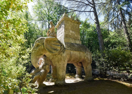 Khu vườn u sầu và kỳ lạ do Vicino xây dựng có tên là Sacro Bosco hay “Rừng thiêng”. Ngày nay, khu vườn vẫn nằm trong rừng ở thị trấn Bomarzo ở Italia, cách thủ đô Rome khoảng 90 km.