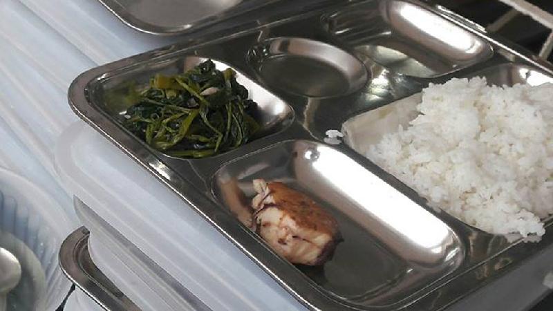 Bữa ăn bị cho là cắt xén khẩu phần của học sinh  Ảnh đăng tải trên mạng xã hội
