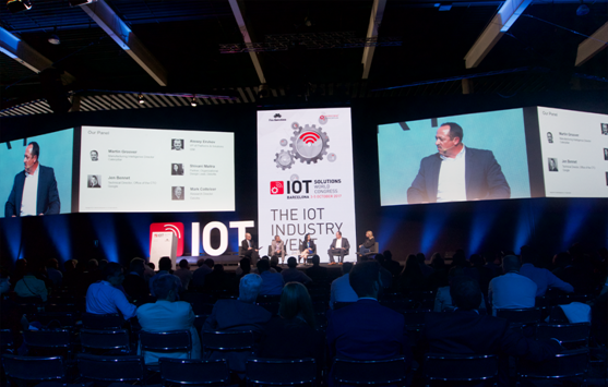 Các chuyên gia về IoT đang cùng tham luận về các chủ đề được trình bày tại Hội nghị
