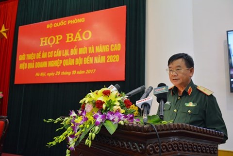 Thiếu tướng Võ Hồng Thắng, Cục trưởng Cục Kinh tế, Bộ Quốc phòng cung cấp thông tin tại cuộc họp báo.