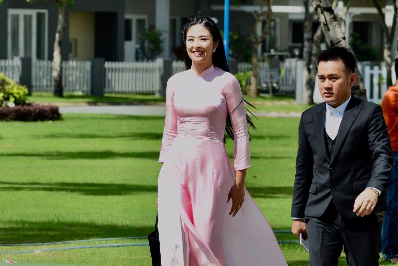 Hoa hậu Ngọc Hân và nhà thiết kế Lê Thanh Hòa là những người bạn thân thiết với Thu Thảo cũng có mặt trong lễ thành hôn tại nhà riêng sáng 6/10.