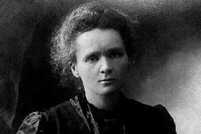 1. Marie Curie (1867-1934). Vị trí số 1 trong danh sách không ai xứng đáng hơn là nhà khoa học nữ nổi tiếng nhất mọi thời đại, cũng là người phụ nữ đầu tiên giành giải thưởng Nobel danh giá. Marie Curie nổi tiếng vì những cống hiến của mình trong nghiên cứu về phóng xạ. Bà cùng với chồng là nhà khoa học Pierre Curie, đã phát hiện ra các yếu tố Polonium và Radium. Bà đã được trao giải Nobel vật lý năm 1903, cùng với Pierre và Henry Becquerel cho các nghiên cứu về phóng xạ. Năm 1911, bà đã giành giải Nobel hóa học vì khám phá ra 2 nguyên tố hoá học là Polonium và Radium.