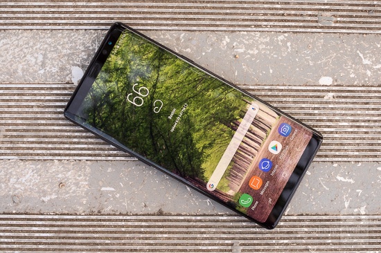 Màn hình hiển thị: Google Pixel 2 XL sở hữu màn hình 6 inch độ phân giải 1440 x 2880 pixel, sử dụng tấm nền P-OLED, trong khi Galaxy Note 8 lớn hơn với kích thước 6,3 inch, độ phân giải cũng cao hơn 1440 x 2960 pixel, mép màn hình cong vát và được bảo vệ bằng kính cường lực Corning Gorilla Glass 5 ... 