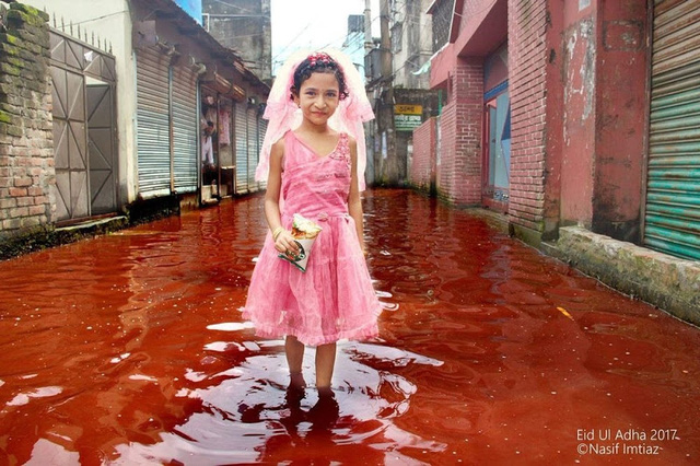 Bé gái bước chân trần trên dòng sông máu