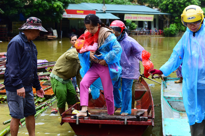 Chị Huyền nhà Tân Sơn (Mai Châu) có em bé được 8 tháng tuổi đi chơi nhà bà nội thì bị kẹt vì đường ngập. Gia đình đã thuê thuyền của người dân để vượt qua chỗ ngập.